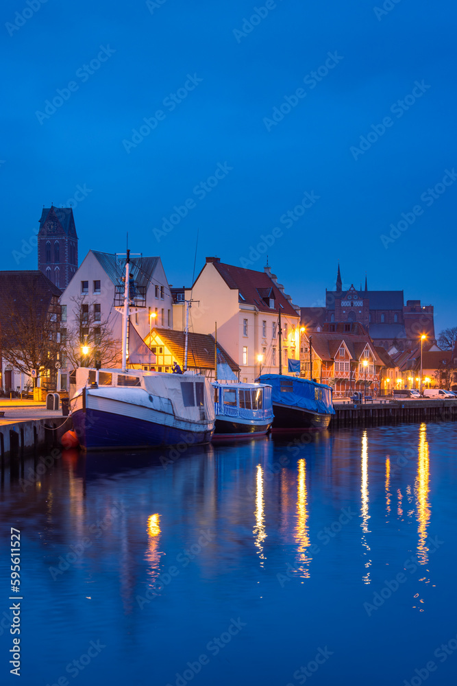 Alter Hafen mit Fischerbooten in der Hansestadt Wismar zur Blauen Stunde