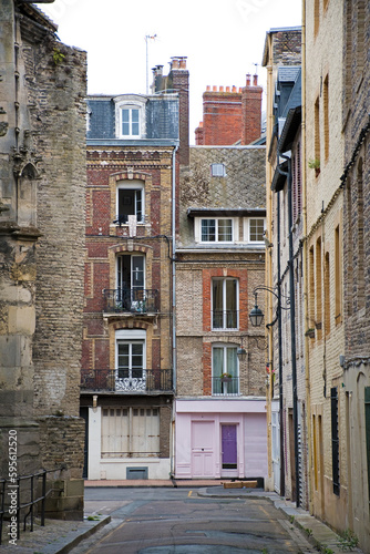Typische Gasse mit alten Häusern in Dieppe, Normandie, Frankreich