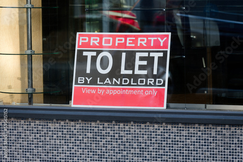 Shop to let sign due to closed business