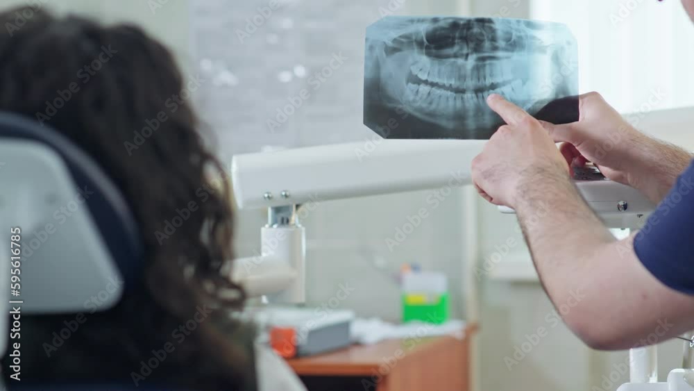 Stockvideo Dentist looking at dental xray plate. Doctor giving