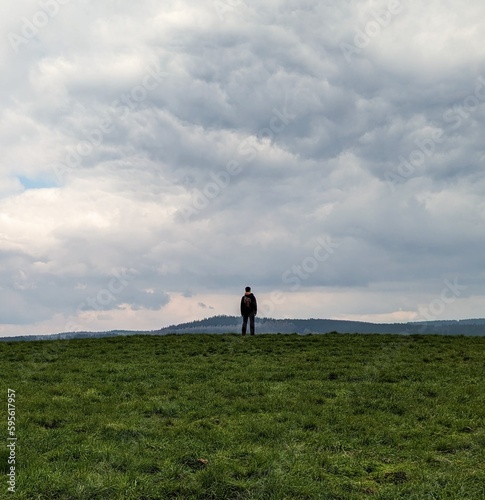 Person schaut auf Himmel