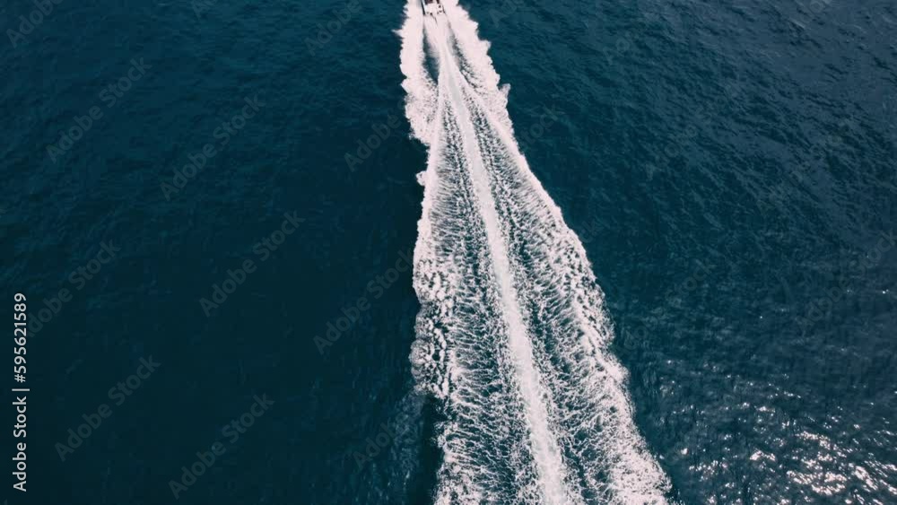 Drohnenaufnahme von einem Boot im Meer