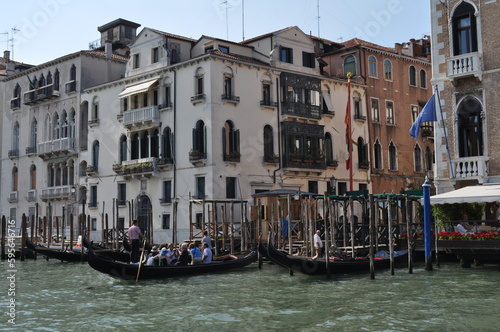 a magical Venetian street with tiny houses and canals with the sea © Bara
