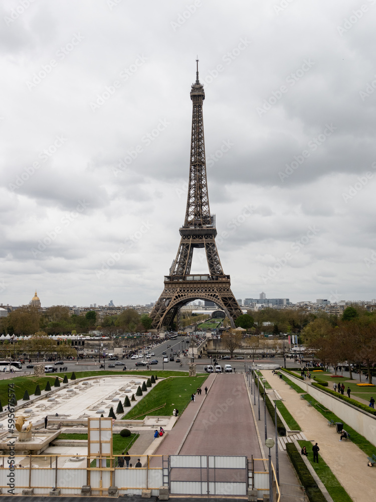 Beautiful photo of the Eiffel Tower (Paris, France)