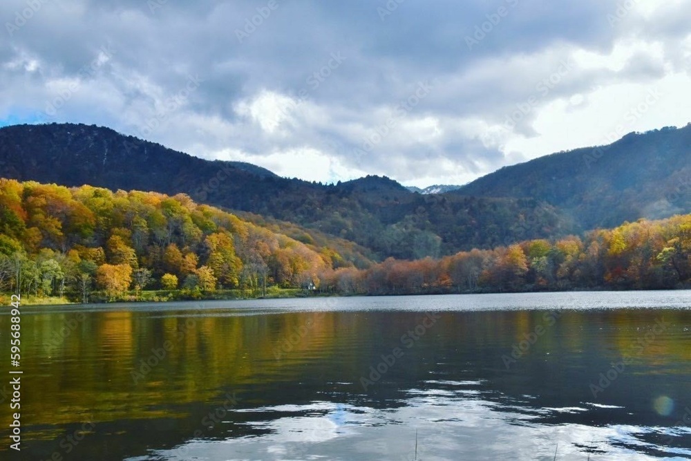 山の紅葉とリフレクション