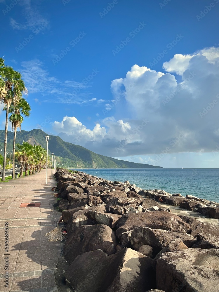 Φωτογραφία rocky seaside of the city of basse terre in guadeloupe