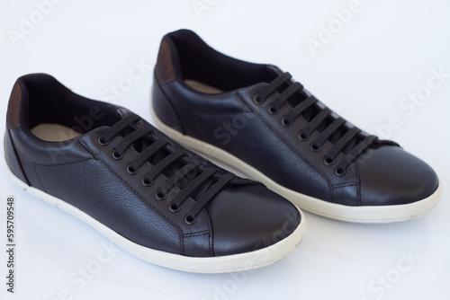 Sapatenis masculino preto e marrom com sola branca com cadarços de plongée lateral direita photo