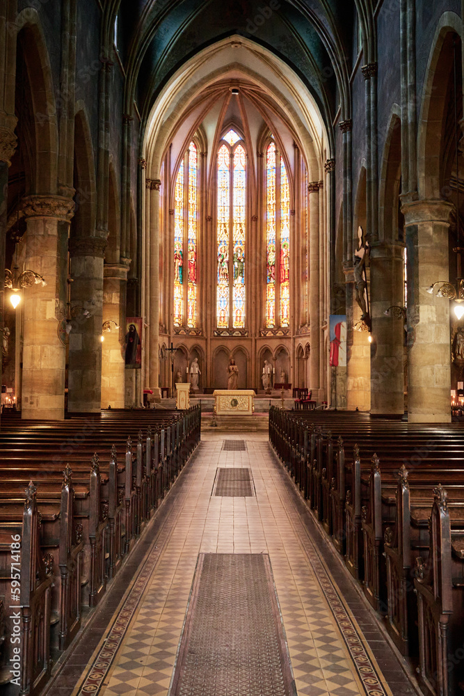 Symétrie majestueusede l'intérieur sacré d'une église