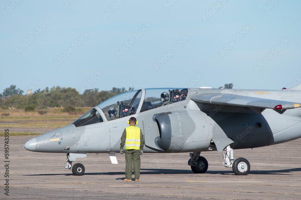 avion de entrenamiento militar argentino finalizando los chequeos antes del despegue para cumplir una nueva mision avion de entrenamiento militar argentino finalizando los chequeos antes del despegue para cumplir una nueva mision