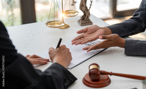 Konstfotografi Businessperson Signing the agreement in the contract.