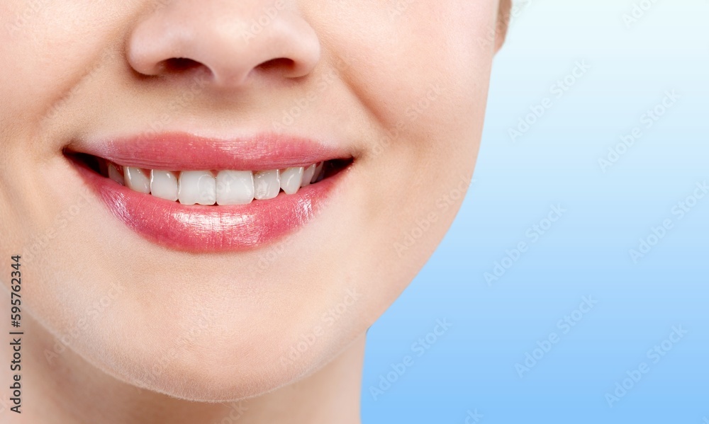 Obraz premium Happy young woman with healthy teeth and gums.