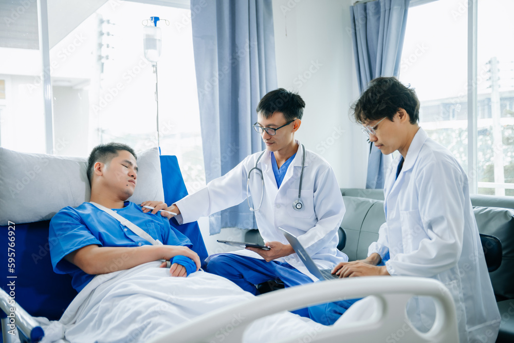 Obraz premium Hospital Ward Male and Male Professional Asian Doctors Talk with a Patient, Give Health Care Advice, Recommend Treatment Plan with Advanced Equipment