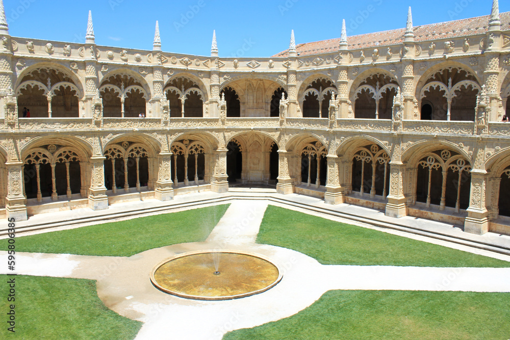 ジェロニモス修道院 中庭と回廊