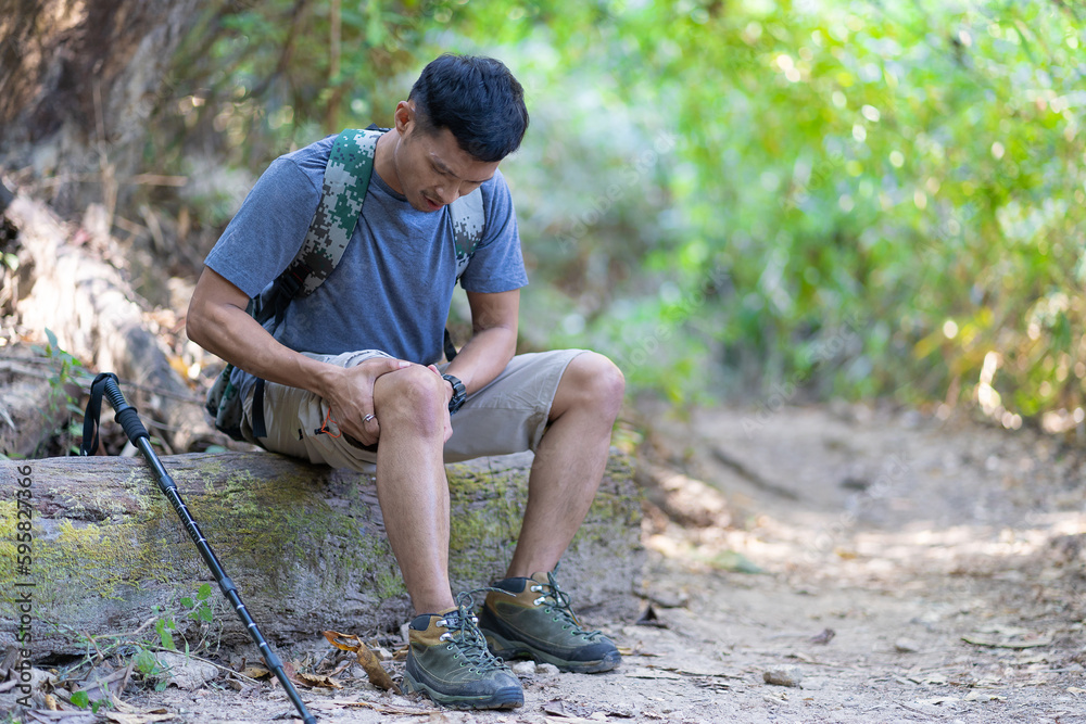 climber-with-knee-injury-accidents-during-the-trekking-in-the-trekking