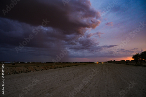 Fotografía Beautiful cloudy eveing in the desert of outskirts of Riyadh, Saudi Arabia