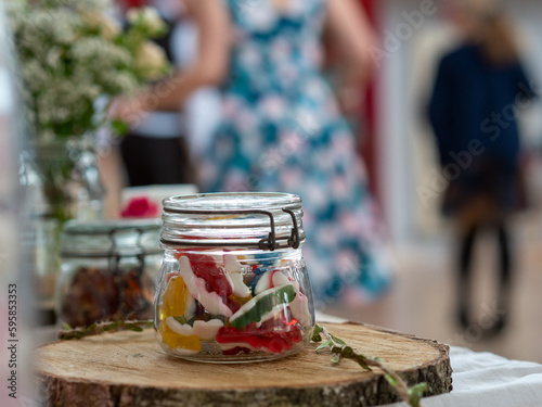 Bocal de bonbons crocodile sur table de bonbons pour fête d'enfants