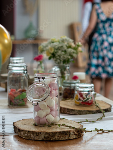 Bocal de marshmallow sur table de bonbons pour fête d'enfants