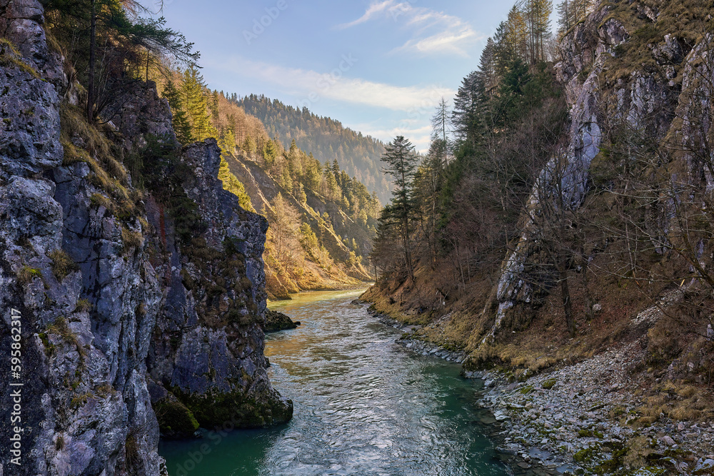 Klobenstein Schmugglerweg an der Tiroler Aache, Aussicht von der kleinen Hängebrücke, Brücke bei Kössen, Kitzbühel, Österreich, Tourismus, Wandern