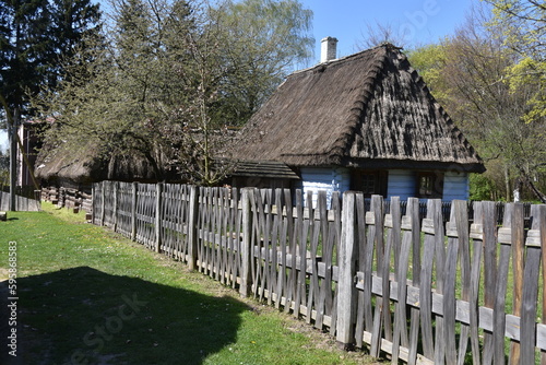 Skansen w Lublinie  stare budownictwo  domy  drewniane  etnograficzne