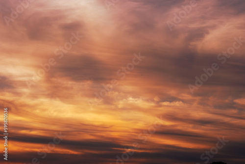Fototapeta Naklejka Na Ścianę i Meble -  un ciel nuageux avec un coucher de soleil