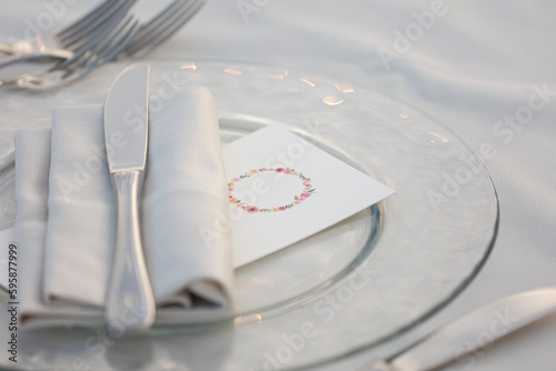 dettaglio di un bellissimo allestimento di una sala pronta  per una cena importante 