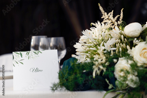 dettaglio floreale di un bellissimo allestimento di una sala pronta  per una cena importante  photo