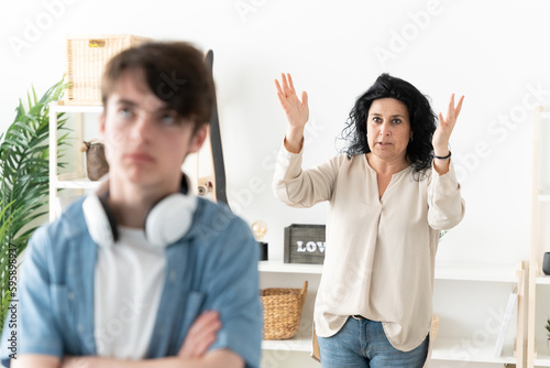 Konstfotografi Mother arguing and son ignoring her
