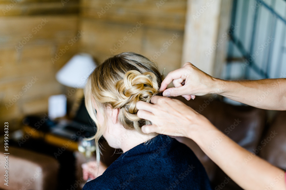Fototapeta premium Frau beim Styling der Haare 