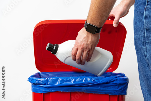 Canvastavla A man throws garbage into the trash can close up