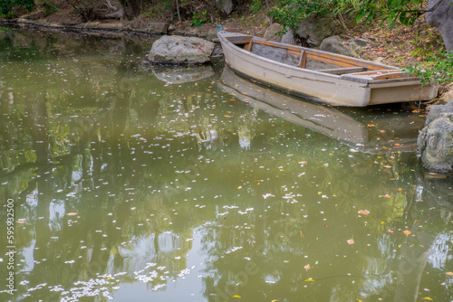 Fototapeta Naklejka Na Ścianę i Meble -  池に浮かぶ小さな木舟