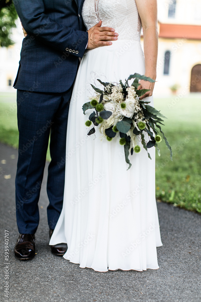 Brautpaar mit Brautkleid vor grüner Wiese Brautpaar mit Brautkleid vor grüner Wiese