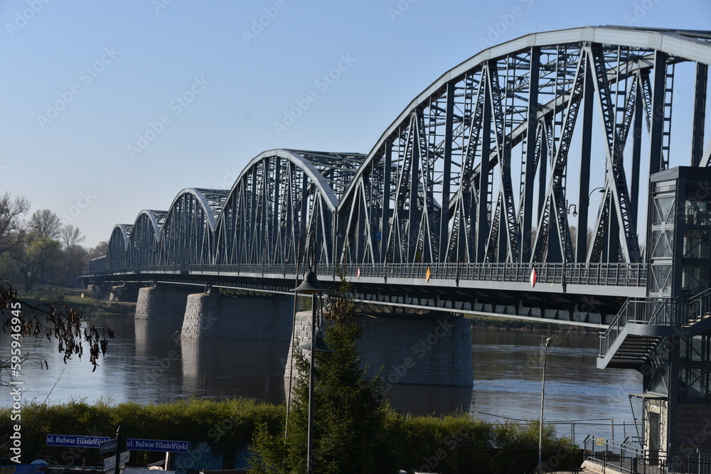 Naklejka premium Most drogowy na rzece Wisła w Toruniu, konstrukcja łukowa, przęsła stalowe, 
