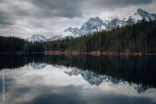 Fototapeta Naklejka Na Ścianę i Meble -  Herbert lake in Alberta, Canada on a cloudy day with stunning mountains and water reflections