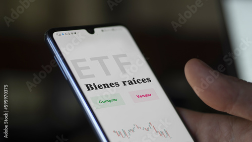 An investor analyzing an etf fund real estate. Text in Spanish