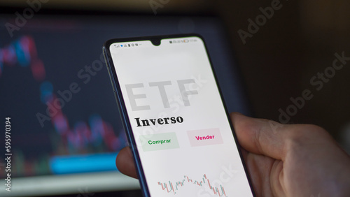 An investor analyzing an etf fund inverse. Text in Spanish