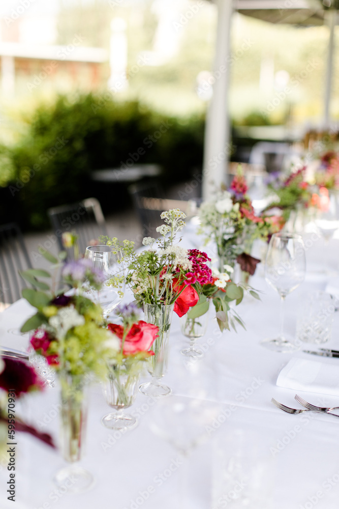 Schön dekorierter Tisch bei einer Gartenparty Schön dekorierter Tisch bei einer Gartenparty