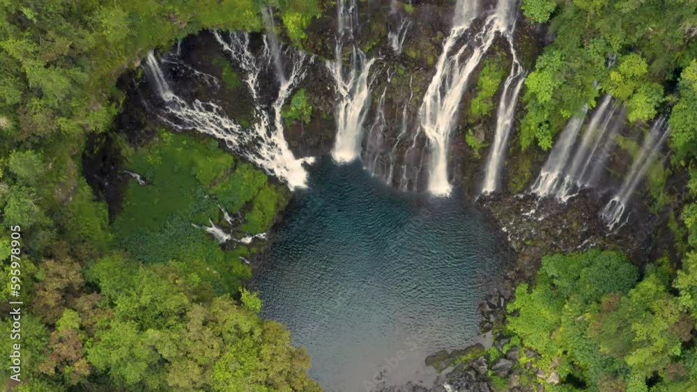 Vue drone des magnifiques cascades de l'ile de La Réunion