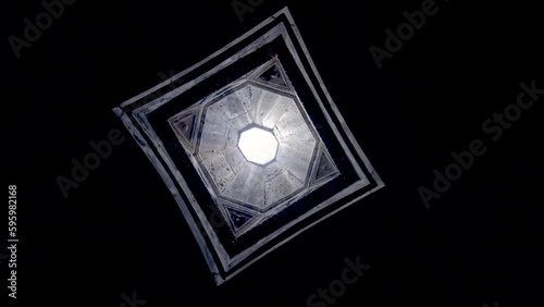 Trou de lumière dans le toit d'un édifice religieux