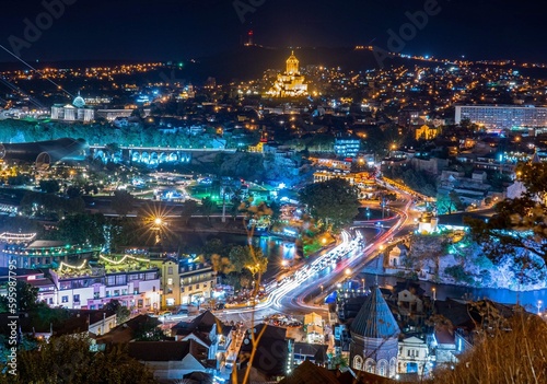 Vue de la ville de Tbilissi de nuit © Mathilde