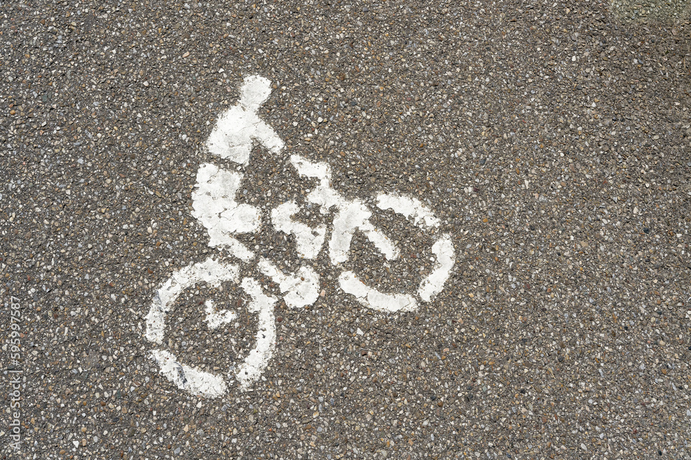 Markierung als Hinweis auf einem Fahrradweg am Rande des Ortes Dürnstein in Österreich