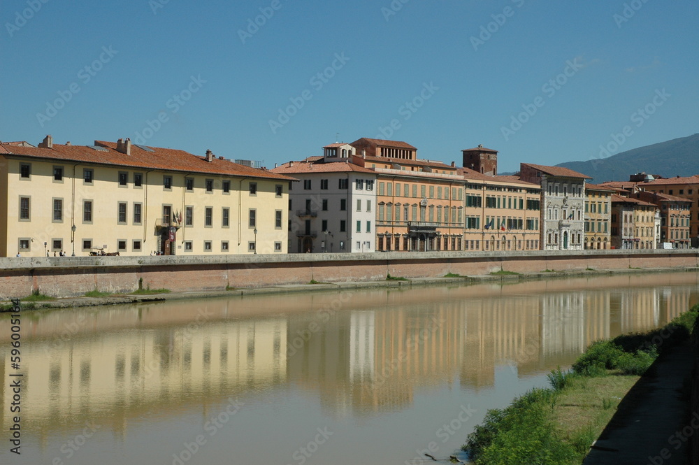 Imagine del fiume Arno nella città do Pisa