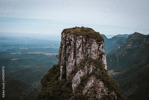 Canion no Brasil com céu azul e formações rochosas com grandes montanhas