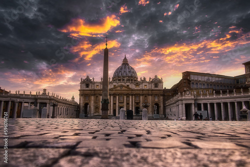 Piazza San Pietro in Vaticano, Roma. Il cielo drammatico al tramonto rende l'atmosfera surreale, facendo risaltare l'iconica architettura della piazza.  photo