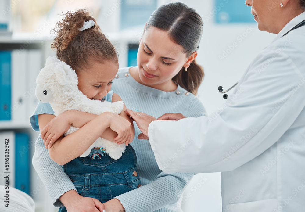 Obraz premium Encourage your child to stay calm during their routine shots. a little girl getting an injection from a doctor in a clinic.