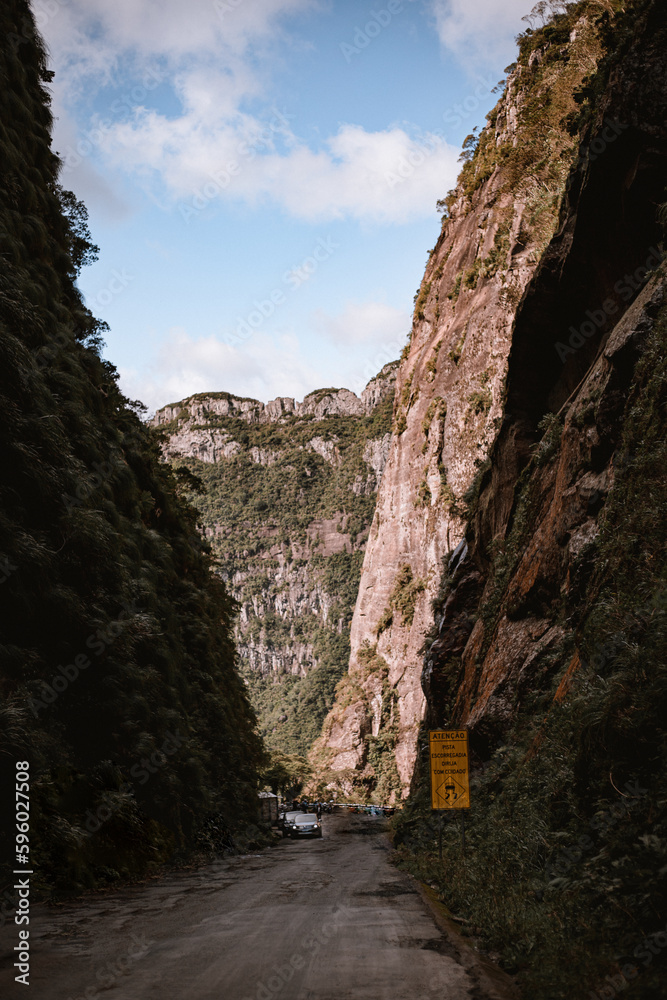 Paisagem da estrada do Corvo Branco em Urubici Santa Catarina no Brasil. Estrada que passa no meio de uma rocha cortada Paisagem da estrada do Corvo Branco em Urubici Santa Catarina no Brasil. Estrada que passa no meio de uma rocha cortada