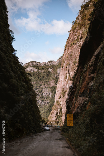 Paisagem da estrada do Corvo Branco em Urubici Santa Catarina no Brasil. Estrada que passa no meio de uma rocha cortada