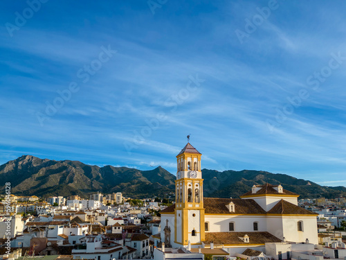 vista del casco antiguo del municipio de Marbella con sierra blanca de fondo, España © Antonio ciero