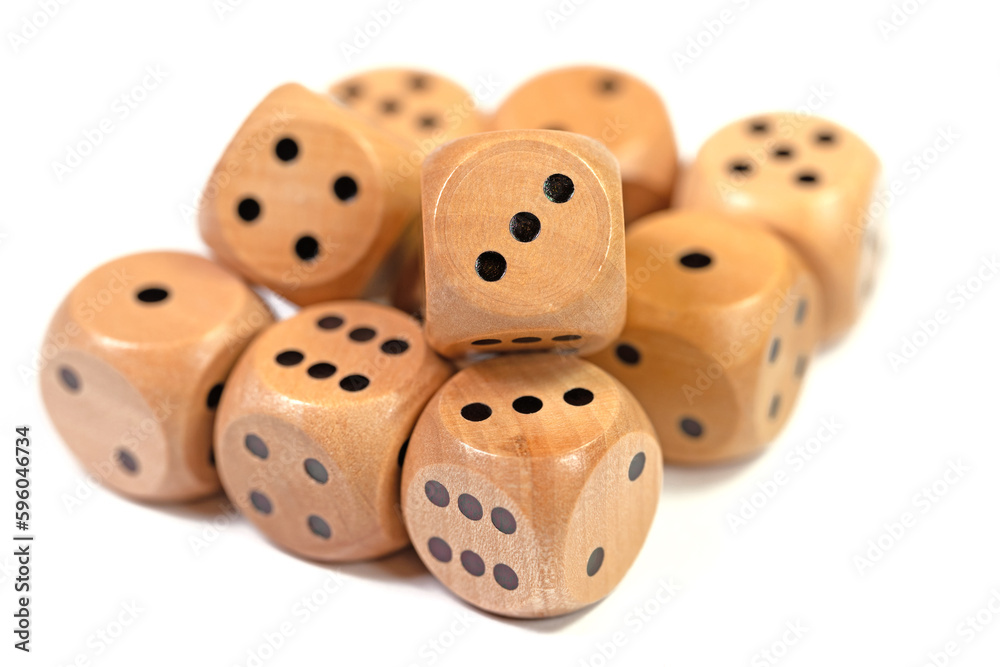 Spielwürfel aus Holz vor weißen Hintergrund Spielwürfel aus Holz vor weißen Hintergrund