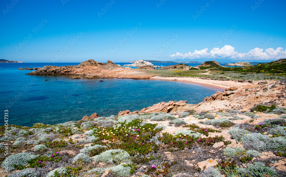 Piccola spiaggia senza nome, sull'isola di La Maddalena in Sardegna
