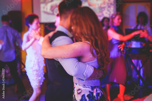 Fotografia Couples dancing traditional latin argentinian dance milonga in the ballroom, tan
